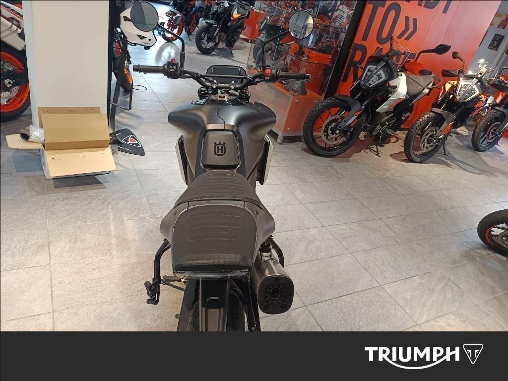 HUSQVARNA Svartpilen 801 